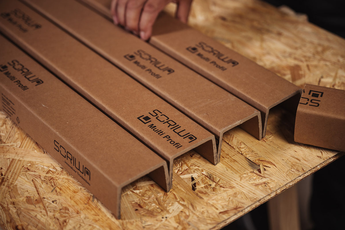 Mehrere SORIWA Multi Profile liegen auf einem Arbeitstisch zusammen