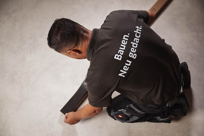 Ein Mann bei der Arbeit mit dem SORIWA Multi Profil für innovativen Trockenbau