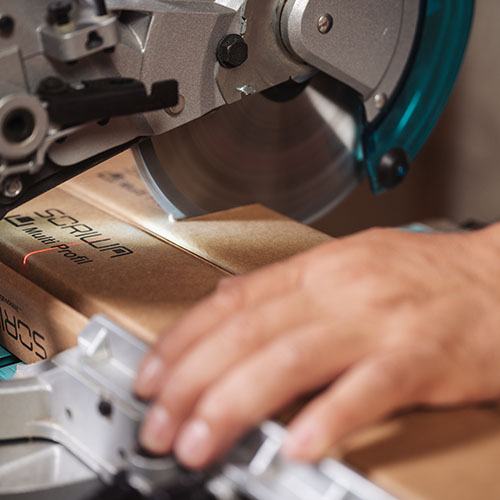 Das SORIWA Multi Profil beim Schneidevorgang mit einer Tischkreissäge