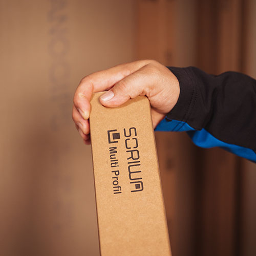 Das SORIWA Multi Profil wird von einem Handwerker montiert