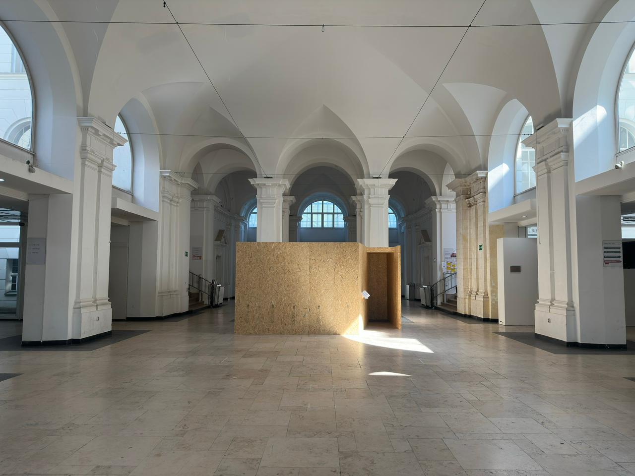 Eine Trockenbauinstallation in einem große weißen Raum angeleuchtet durch Tageslicht