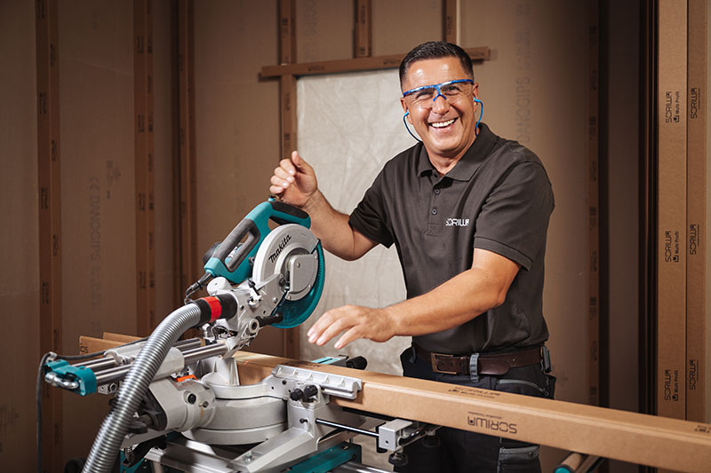Handwerker bei der Verarbeitung des SORIWA Multi-Systems im Trockenbau
